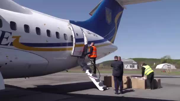 Avrupa Uzhgorod Ukrayna Mayıs 2020 Paketlerin Hava Teslimatı Uçağı Havaalanında — Stok video