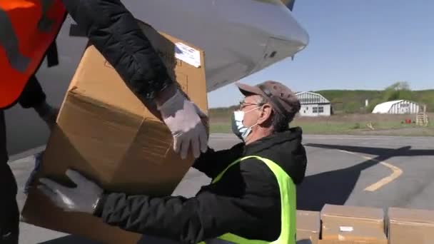ヨーロッパ ウジゴル ウクライナ 2020年5月 小包の航空便 空港で飛行機をアンロードする 飛行機の段ボール箱 — ストック動画