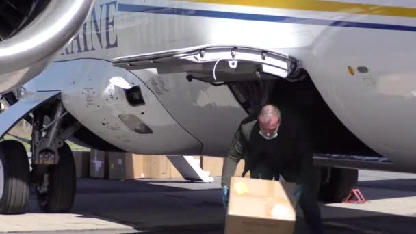 Європа Ужгород Україна Травень 2020 Доставка Повітряних Посилок Розвантаження Літака — стокове відео