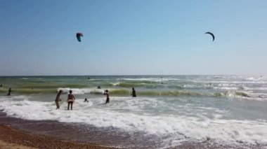 Avrupa, Gribovka, Odessa bölgesi - Ağustos 2020: Halk plajında Kiting.