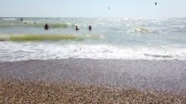 Avrupa, Gribovka, Odessa bölgesi - Ağustos 2020: Halk plajında Kiting.