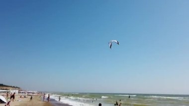 Avrupa, Odessa bölgesi, Ukrayna - Ağustos 2020: İnsanlar Karadeniz sahillerinde uçurtma uçurmaya gidiyorlar. Sahilde kaykay yapmak..