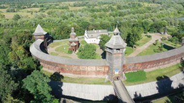 Avrupa 'nın Ukrayna' nın Chernigov bölgesindeki Seim nehri ile Baturyn kalesinin hava manzarası. Antik ahşap kale. Ahşap kale.