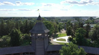 Avrupa 'nın Ukrayna' nın Chernigov bölgesindeki Seim nehri ile Baturyn kalesinin hava manzarası. Antik ahşap kale. Ahşap kale.