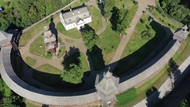 Luchtfoto van Baturyn kasteel met de Seim rivier in Chernigov regio van Oekraïne, Europa. Oude houten vesting. Houten kasteel — Stockvideo