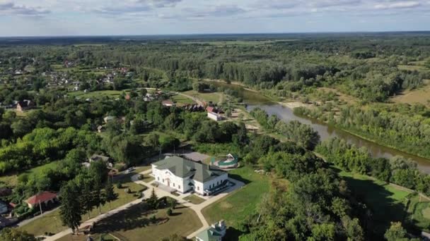 Pemandangan udara kastil Baturyn dengan sungai Seim di wilayah Chernigov, Ukraina, Eropa. Benteng kayu kuno. Kastil kayu — Stok Video