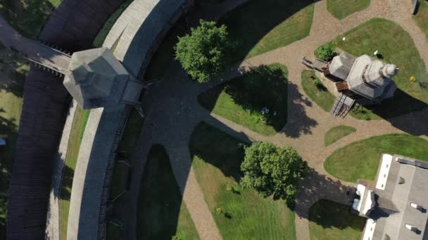 Вид с воздуха на Батуринский замок с рекой Сейм в Черниговской области Украины, Европа. Древняя деревянная крепость. Деревянный замок — стоковое видео