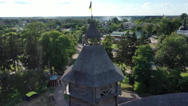 Luchtfoto van Baturyn kasteel met de Seim rivier in Chernigov regio van Oekraïne, Europa. Oude houten vesting. Houten kasteel — Stockvideo