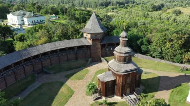 Vista aérea del castillo de Baturyn con el río Seim en la región de Chernigov de Ucrania, Europa. Antigua fortaleza de madera. Castillo de madera — Vídeos de Stock