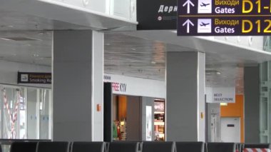 Avrupa, Kiev, Ukrayna - Eylül 2020: Coronavirus salgını sırasında boş havaalanı. Boryspil Uluslararası Havalimanı 'ndaki boş koltuklar.