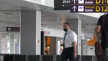 Avrupa, Kiev, Ukrayna - Eylül 2020: Coronavirus salgını sırasında boş havaalanı. Boryspil Uluslararası Havalimanı 'ndaki boş koltuklar.