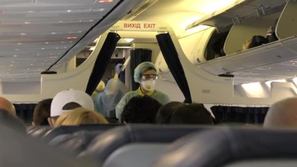 Europa Kiew Ukraine September 2020 Stewardess Medizinischer Maske Und Schutzanzug — Stockvideo