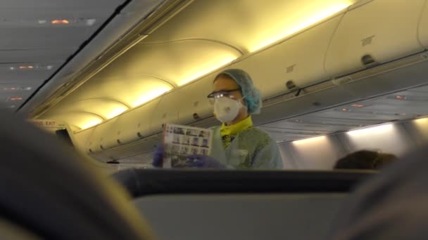 Europa Kiew Ukraine September 2020 Stewardess Medizinischer Maske Und Schutzanzug — Stockvideo