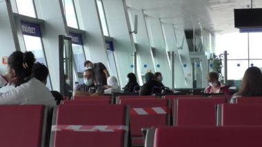 Avrupa, Kiev, Ukrayna - Eylül 2020: Maske takan yolcular Boryspil Uluslararası Havaalanında uçak bekliyor.