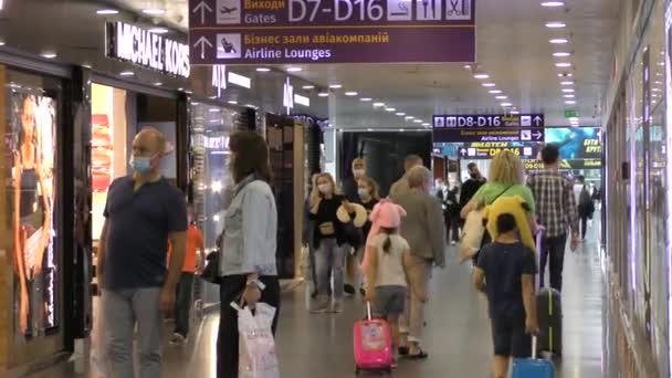 Europa Kiev Ukraina September 2020 Passagerare Med Masker Väntar Flyg — Stockvideo