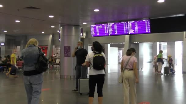 Europa Kiev Oekraïne September 2020 Passagiers Met Maskers Wachten Een — Stockvideo