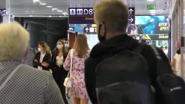 Europa Kiev Ukraina September 2020 Passagerare Med Masker Väntar Flyg — Stockvideo