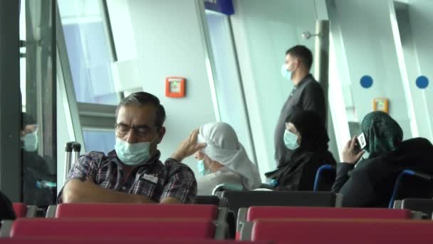 Europa Kiev Ucrânia Setembro 2020 Passageiros Com Máscaras Aguardam Voo — Vídeo de Stock