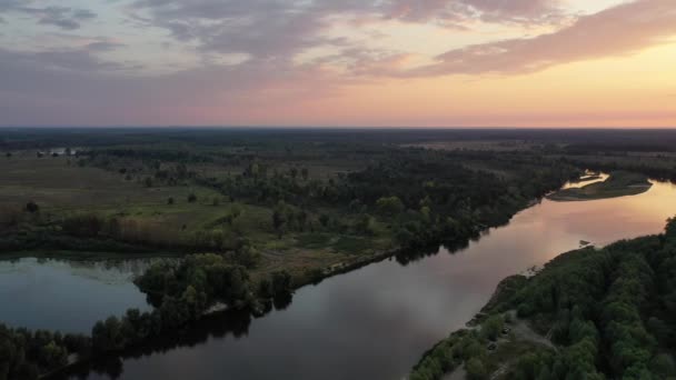 Αεροφωτογραφία. Όμορφο ηλιοβασίλεμα πάνω από τον ποταμό Ντέσνα. Ανέγγιχτη φύση δίπλα στο ποτάμι. Ποταμός στο δάσος. — Αρχείο Βίντεο