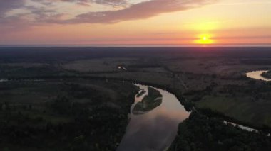 Hava görüntüsü. Desna nehrinin üzerinde güzel bir gün batımı. Nehir tarafından dokunulmamış doğa. Ormandaki nehir.