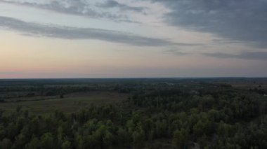 Hava görüntüsü. Desna nehrinin üzerinde güzel bir gün batımı. Nehir tarafından dokunulmamış doğa. Ormandaki nehir.