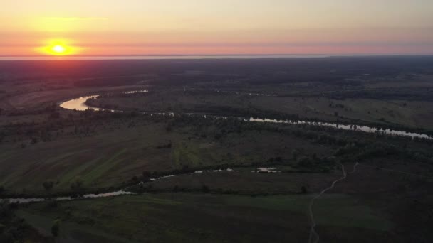 Vista aérea. Hermosa puesta de sol sobre el río Desna. Naturaleza intacta junto al río. Río en el bosque. — Vídeo de stock
