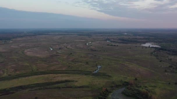 Vista aerea. Bellissimo tramonto sul fiume Desna. Natura incontaminata lungo il fiume. Fiume nella foresta. — Video Stock