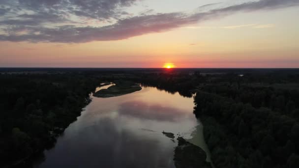 空中风景。德斯纳河上美丽的落日。在河边的原野上森林中的河流. — 图库视频影像