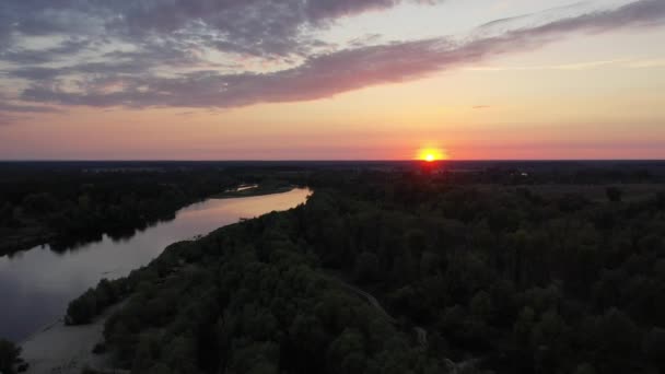 Vista aerea. Bellissimo tramonto sul fiume Desna. Natura incontaminata lungo il fiume. Fiume nella foresta. — Video Stock
