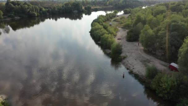 Vista aerea. Natura incontaminata vicino al fiume Desna. Un fiume immerso nella natura incontaminata. Fiume tra campi e foreste. Alberi lungo il fiume. — Video Stock