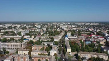 Zhytomyr şehrinin havadan görünüşü. Yüksek bir yerden şehrin manzarası. Yaz şehri Zhytomyr