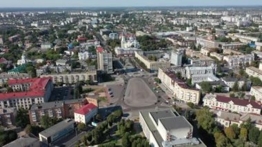Zhytomyr şehrinin havadan görünüşü. Yüksek bir yerden şehrin manzarası. Yaz şehri Zhytomyr