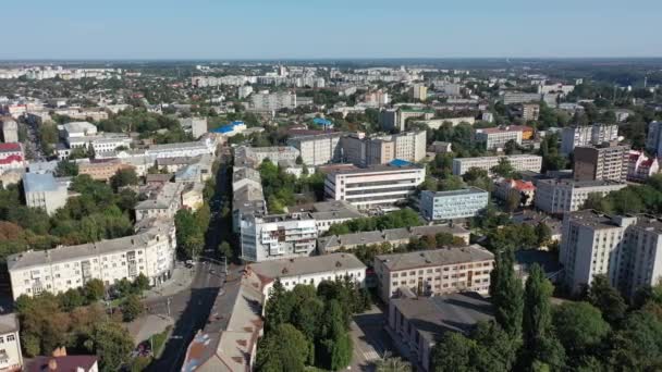 Luchtfoto van de stad Zhytomyr. Uitzicht op de stad vanaf een hoogte. Zomerstad Zhytomyr — Stockvideo