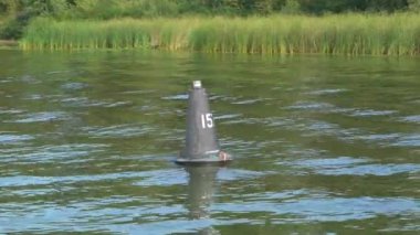 Nehir şamandırasının manzarası. Nehrin ortasındaki şamandıra kıyıya karşı..