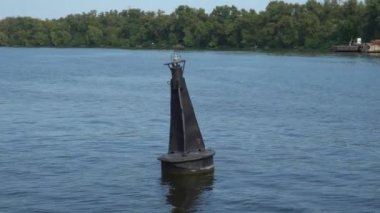 Nehir şamandırasının manzarası. Nehrin ortasındaki şamandıra kıyıya karşı..