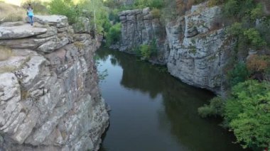 Avrupa, Buky, Ukrayna - Eylül 2020: Buky Kanyonu 'nun hava manzarası. Kanyon ve Gorny Tikich Nehri manzarası. Kanyonun dik kayalıkları.