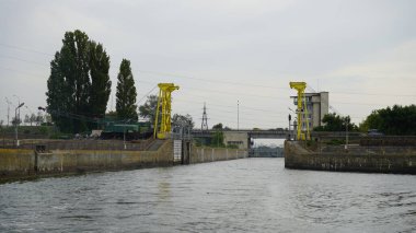 Vyshgorod, Kiev bölgesi, Ukrayna - Eylül 2020: Kiev rezervuarının kilitlerinden zevk motorlu bir gemi geçiyor. Motorlu gemi Kiev denizinin kapısından geçiyor..