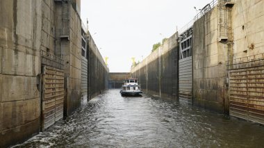 Vyshgorod, Kiev bölgesi, Ukrayna - Eylül 2020: Kiev rezervuarının kilitlerinden zevk motorlu bir gemi geçiyor. Motorlu gemi Kiev denizinin kapısından geçiyor..