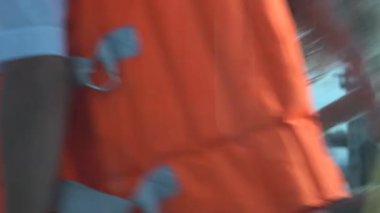 Vyshgorod, Kiev bölgesi, Ukrayna - Eylül 2020: Kiev rezervuarının kilitlerinden zevk motorlu bir gemi geçiyor. Motorlu gemi Kiev denizinin kapısından geçiyor..