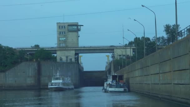 Vyshgorod Gebiet Kiew Ukraine September 2020 Ein Vergnügungsmotorschiff Passiert Die — Stockvideo