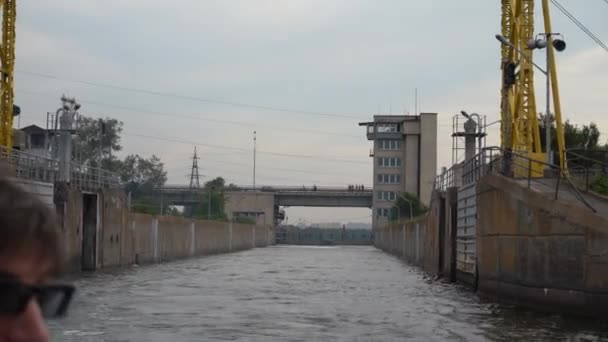 Vyshgorod Regio Kiev Oekraïne September 2020 Een Pleziervaartuig Passeert Sluizen — Stockvideo