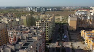 Sofiyevskaya Borshchagovka, Kiev bölgesi, Ukrayna - Eylül 2020: Kulübelerin ve apartmanların havadan görünüşü. Şehrin yakınındaki özel sektör.