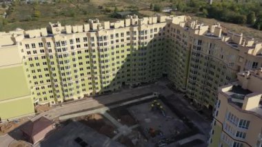 Sofiyevskaya Borshchagovka, Kiev bölgesi, Ukrayna - Eylül 2020: Kulübelerin ve apartmanların havadan görünüşü. Şehrin yakınındaki özel sektör.