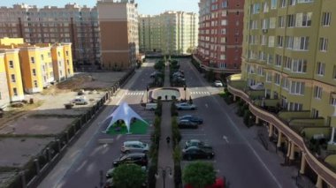 Sofiyevskaya Borshchagovka, Kiev bölgesi, Ukrayna - Eylül 2020: Kulübelerin ve apartmanların havadan görünüşü. Şehrin yakınındaki özel sektör.