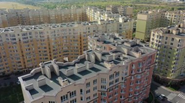 Sofiyevskaya Borshchagovka, Kiev bölgesi, Ukrayna - Eylül 2020: Kulübelerin ve apartmanların havadan görünüşü. Şehrin yakınındaki özel sektör.