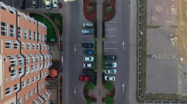 Sofiyevskaya Borshchagovka, Kiev bölgesi, Ukrayna - Eylül 2020: Kulübelerin ve apartmanların havadan görünüşü. Şehrin yakınındaki özel sektör.