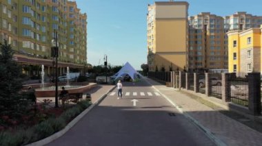 Sofiyevskaya Borshchagovka, Kiev bölgesi, Ukrayna - Eylül 2020: Kulübelerin ve apartmanların havadan görünüşü. Şehrin yakınındaki özel sektör.