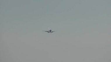 İstanbul, Türkiye, Avrupa - Eylül 2020: Bir yolcu uçağı havaalanına inmek üzere geliyor. Uçak iniyor. Uçak pistte..