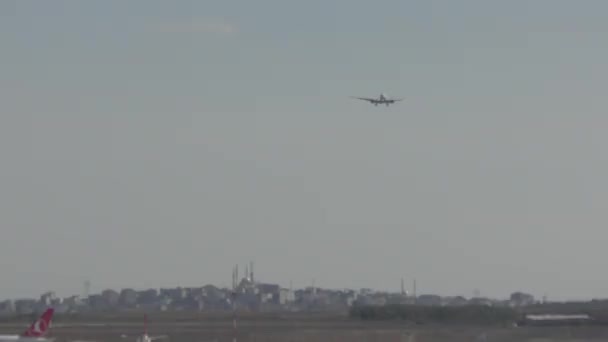 土耳其伊斯坦布尔 2020年9月 一架客机将在机场着陆 飞机着陆了飞机在跑道上 — 图库视频影像