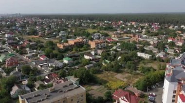 Sofiyevskaya Borshchagovka, Kiev bölgesi, Ukrayna - Eylül 2020: Kulübelerin ve apartmanların havadan görünüşü. Şehrin yakınındaki özel sektör.